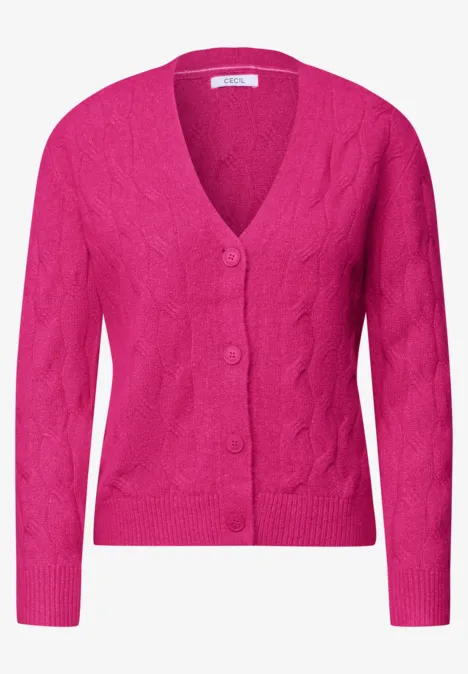 Ein fuchsia-pinker Damen-Strickcardigan mit Zopfstrickmuster, V-Ausschnitt und Knopfleiste.