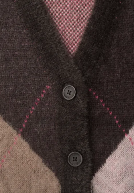 Cardigan mit V-Neck und Argyle-Muster truffle brown Brauner Cardigan mit rosafarbenem Argyle-Muster und schwarzen Knöpfen.