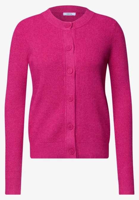 Ein fuchsiafarbener Damen-Strickcardigan mit langen Ärmeln und Knopfleiste.