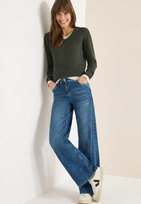 Sweter z dekoltem w szpic null