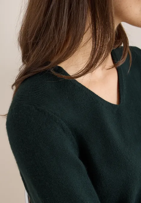 Gezellige trui met V-hals ink green