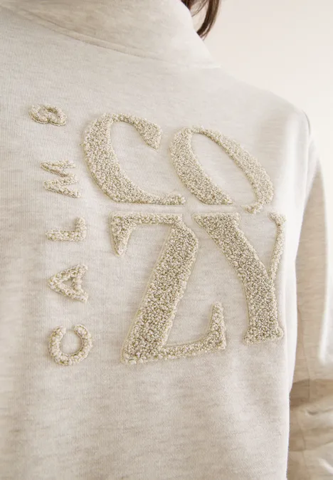 Pull avec broderie null