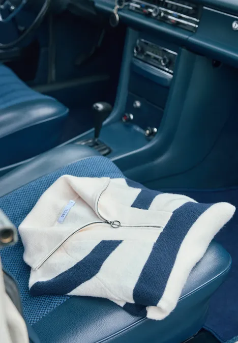 Trui met strepen universal blue