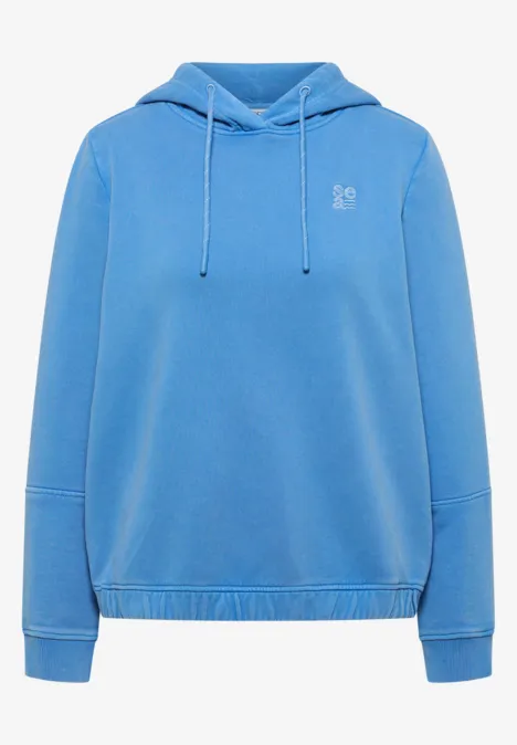 Sweat à capuche bleu clair avec cordons, poches kangourou, logo discret sur la poitrine, coupe décontractée.