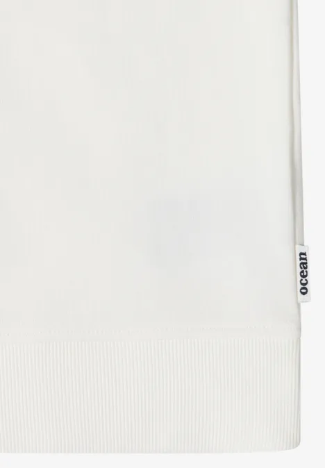 Sweater met korte mouwen en ronde hals vanilla white Close-up van een wit kledingstuk met geribde zoom en zijlabel 'Ocean'.