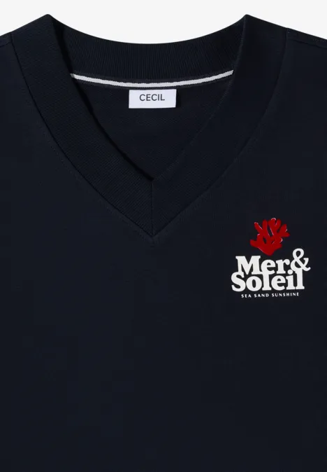 Schwarzes V-Neck-Shirt mit CECIL-Label und ‚Mer & Soleil‘-Print in Weiß und rotem Herzmotiv.