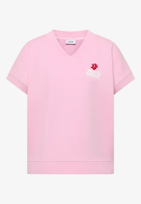 Rosa T-Shirt mit V-Ausschnitt und kleinem Blumenmotiv auf der Brust.