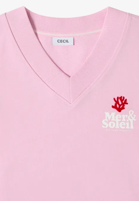 Rosa V-Neck-Shirt mit rotem Sonnen-Symbol und weißem Schriftzug "Mer & Soleil"