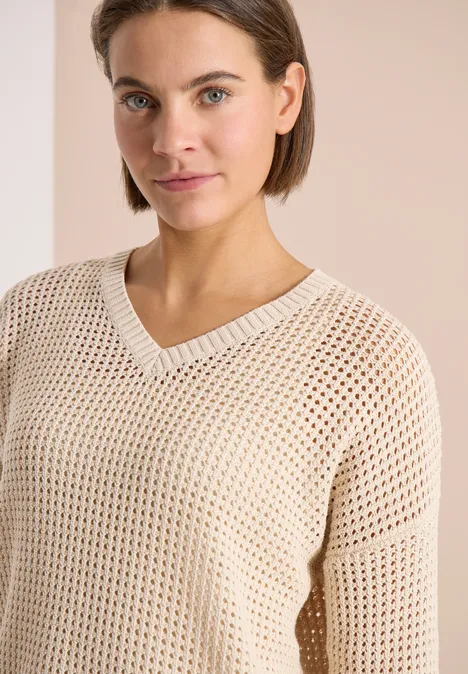 Beiger, locker gestrickter Pullover im Netzdesign mit V-Ausschnitt.