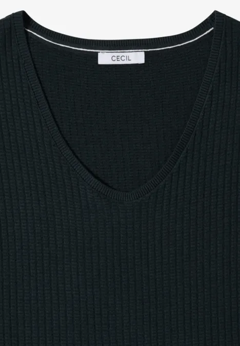 Zwart fijngebreid shirt met V-hals en subtiel merkenlabel bij de hals.