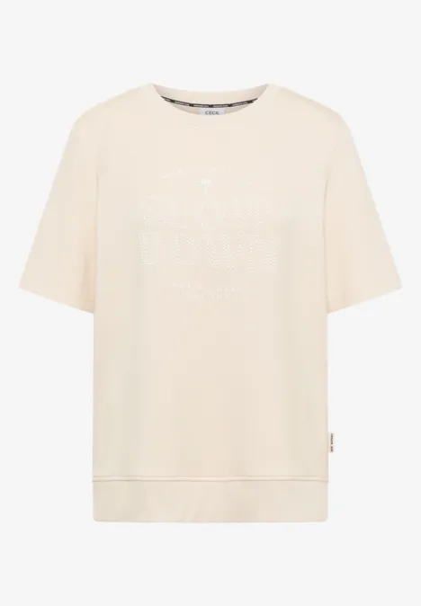Beiges T-Shirt mit weitem Schnitt und dezentem weißen Logo-Schriftzug vorne.