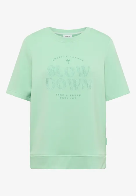 Mintgrünes T-Shirt mit kurzen Ärmeln und weißem 'Slow Down'-Schriftzug auf der Vorderseite.