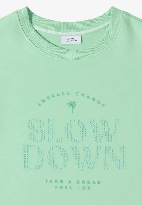 Mintfarbenes T-Shirt mit Palmbaum-Symbol und Text „Embrace Change“, „Slow Down“ und „Take a Break Feel Joy“.