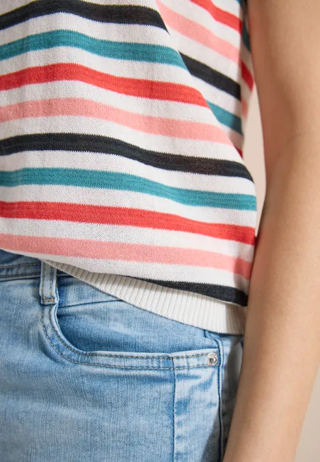 Pullunder mit Rundhals und Streifen raw sand beige Nahe Aufnahme einer Person im pastellgestreiften Oberteil und hellblauen Jeanshose.