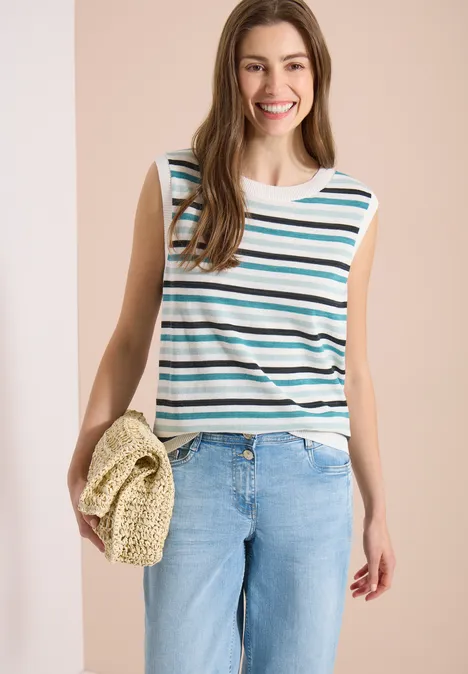 Pullunder mit Rundhals und Streifen crystal mint Frau in gestreiftem ärmellosen Top, hellen Jeans und Strohtasche in der Hand.