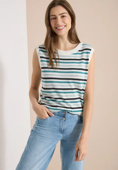 Pullunder mit Rundhals und Streifen crystal mint Frau mit ärmellosem, gestreiftem Top und heller Jeans vor neutralem Hintergrund.