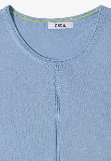 T-shirt bleu clair à col rond, couture centrale et étiquette 'CECIL' dans le dos.