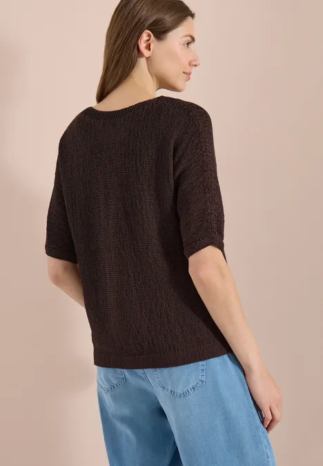 Dolman Pullover mit U-Boot-Ausschnitt brown cacao Rückenansicht einer Frau in braunem Strukturstrickshirt mit halblangen Ärmeln und blauen Jeans.