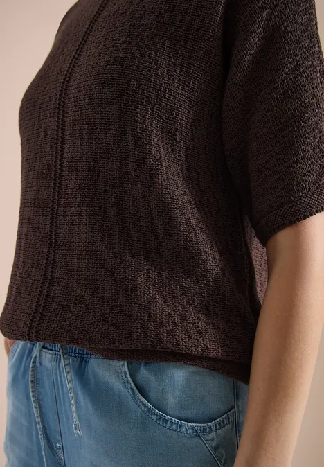 Dolman Pullover mit U-Boot-Ausschnitt brown cacao Person trägt braunes, kurzärmeliges Strickshirt zur blauen Jeans.
