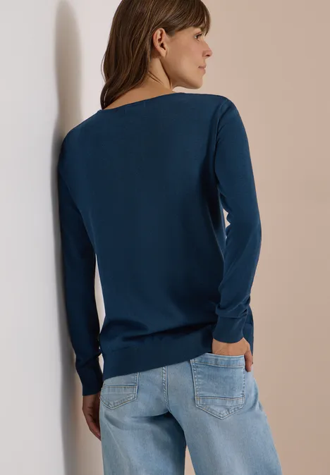Basic Pullover mit Rundhals in Unifarbe moonlight blue Rückansicht einer Frau in dunkelblauem Langarmshirt und Jeans vor neutralem Hintergrund.