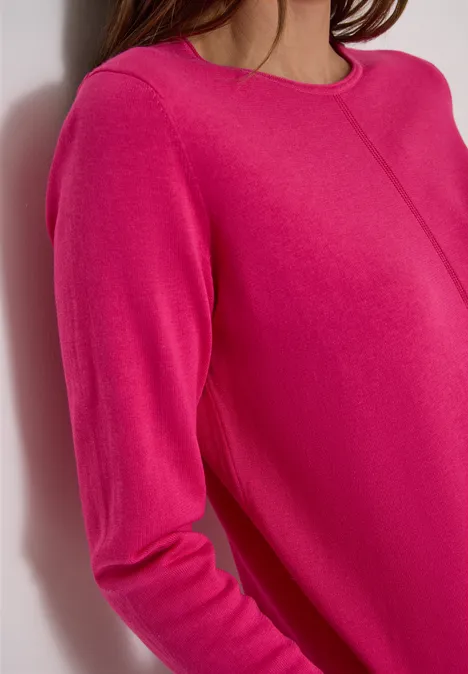 Basic Pullover mit Rundhals in Unifarbe pink flash Nahaufnahme eines pinken Langarm-Pullovers vor hellem Hintergrund
