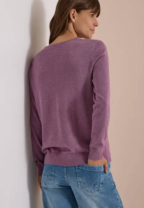Basic Pullover mit Rundhals in Unifarbe lavender purple melange Frau von hinten in fliederfarbenem Pullover und blauen Jeans vor neutralem Hintergrund.