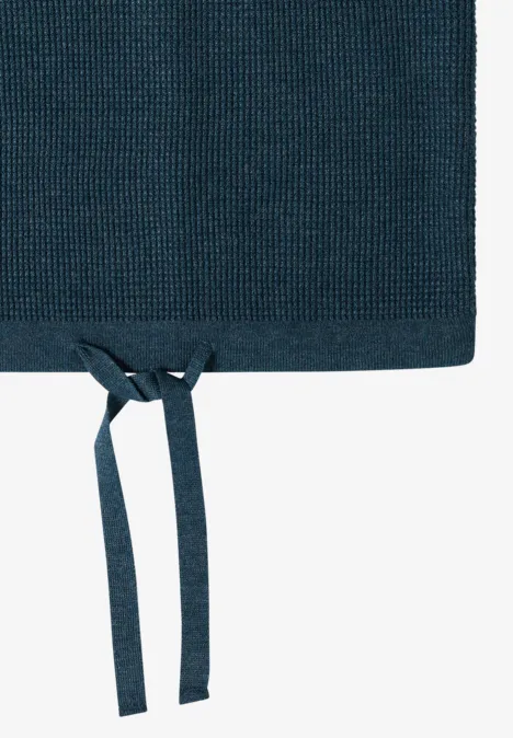 Pull à col rond et texturé dull teal blue melange Dunkelblaues Stoffstück mit zwei schmalen Bändern zum Festbinden am unteren Rand.