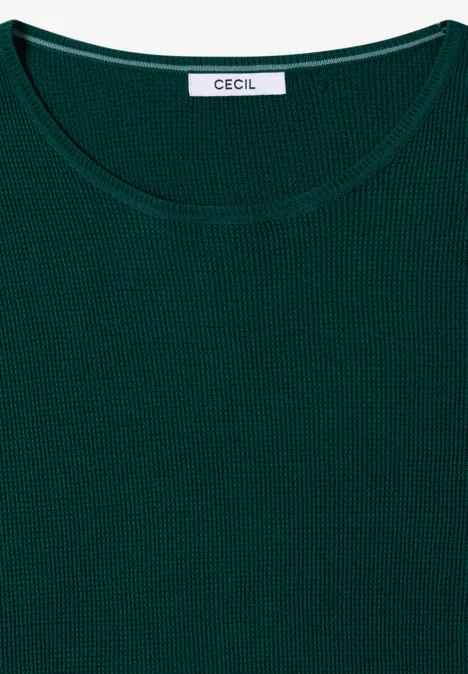Grünes, gewaffeltes Langarmshirt mit Rundhalsausschnitt und CECIL-Label, flach gefaltet.