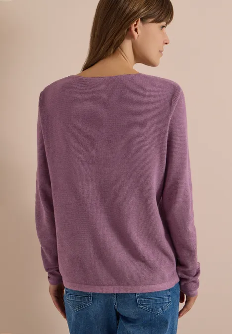 Femme de dos en pull tricot violet et jean