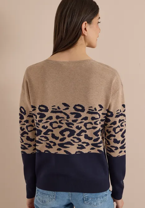 Langarm Pullover mit Leo-Jacquard-Muster urban dark blue Eine Frau trägt einen Pullover in Camel und Marine mit blauem Leopardenmuster.