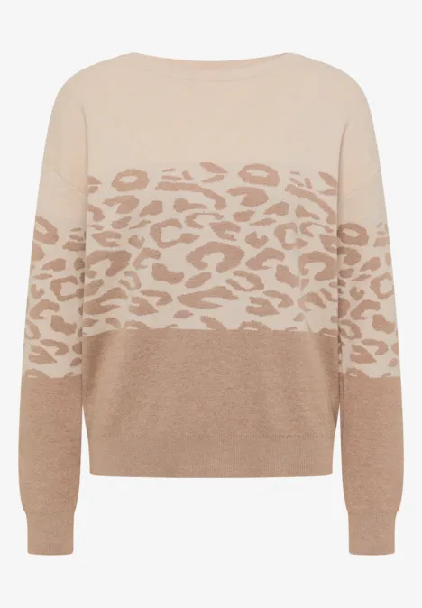 Langarm Pullover mit Leo-Jacquard-Muster creamy mocha melange Beiger Pullover mit hellem Leo-Muster auf Brust und Ärmeln.