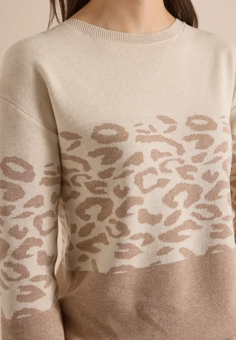 Langarm Pullover mit Leo-Jacquard-Muster creamy mocha melange Beiger Pullover mit Leopardenmuster, weicher Strick, lässiger Schnitt.