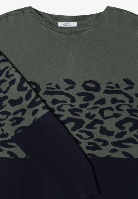 Grüner Pullover mit schwarz-grünem Animalprint und langen Ärmeln.