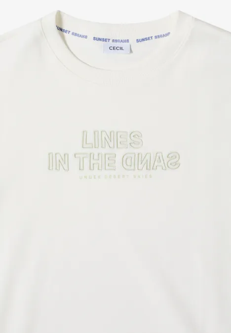 Bluza z krótkim rękawem z haftem vanilla white Biały T-shirt z jasnym napisem 'LINES IN THE SAND' na piersi.