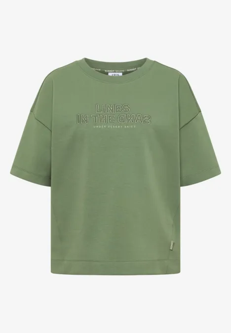 Bluza z krótkim rękawem i haftem deep matcha green Luźna oliwkowa koszulka z krótkim rękawem i subtelnym nadrukiem na przodzie.