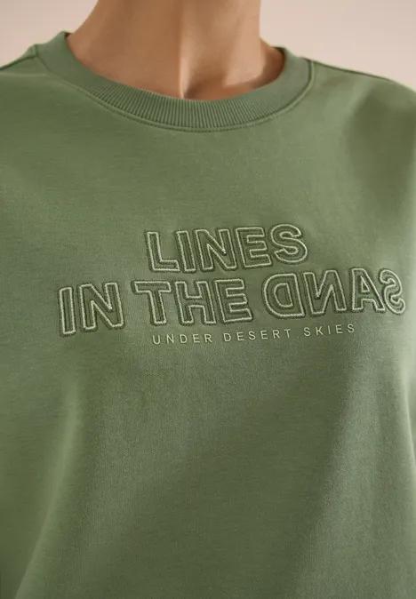 Bluza z krótkim rękawem i haftem deep matcha green Oliwkowa koszulka z nadrukiem „LINES IN THE SAND” i „UNDER DESERT SKIES”.