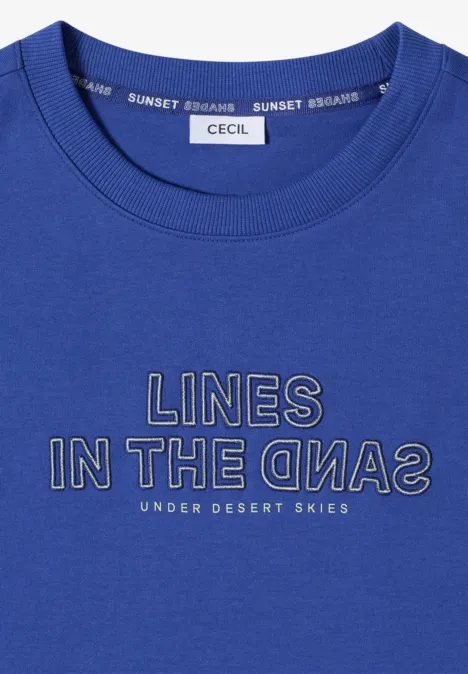 Bluza z krótkim rękawem z haftem deep river blue Niebieska koszulka z okrągłym dekoltem i napisem „LINES IN THE SANDS – UNDER DESERT SKIES”.