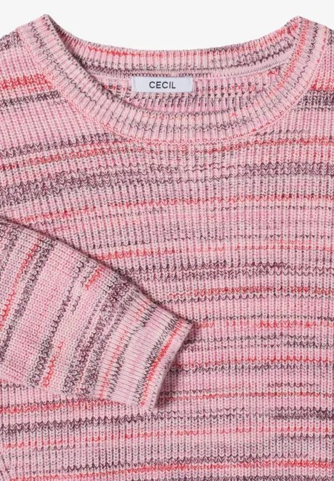 Pull tricoté rose à rayures grises et blanches, col rond.
