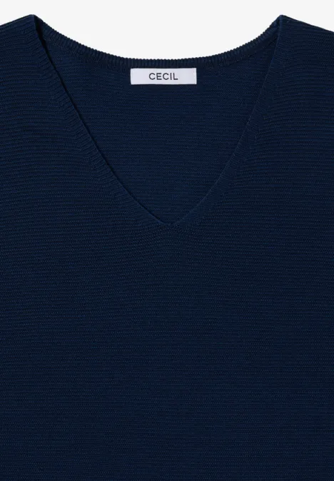 Dunkelblauer V-Ausschnitt-Pullover mit feinem Rippstrick und Label 'Cecil' am Nacken.