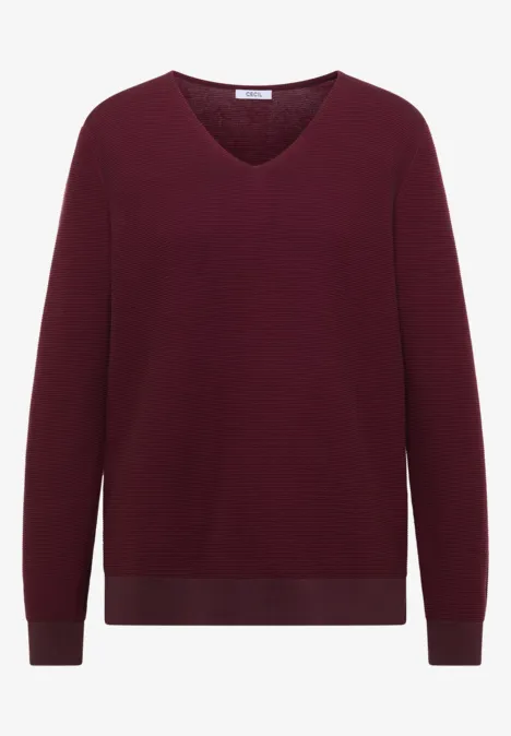 Ein schlichtes V-Ausschnitt-Pullover in tiefem Burgundrot mit langen Ärmeln und schmalem Saum.
