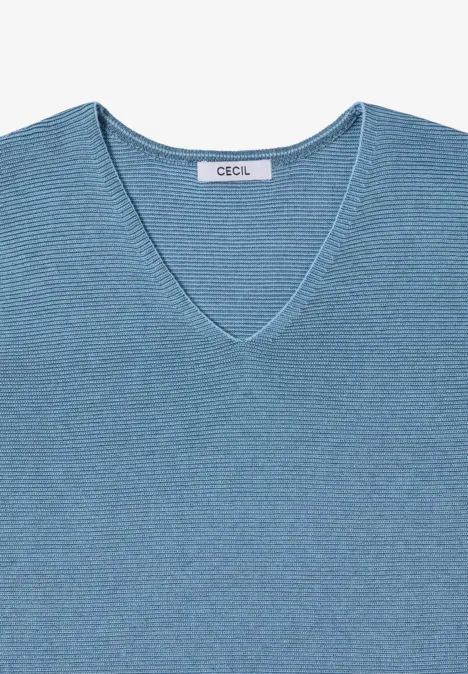 Hellblauer Pullover mit V-Ausschnitt aus feinem Strick