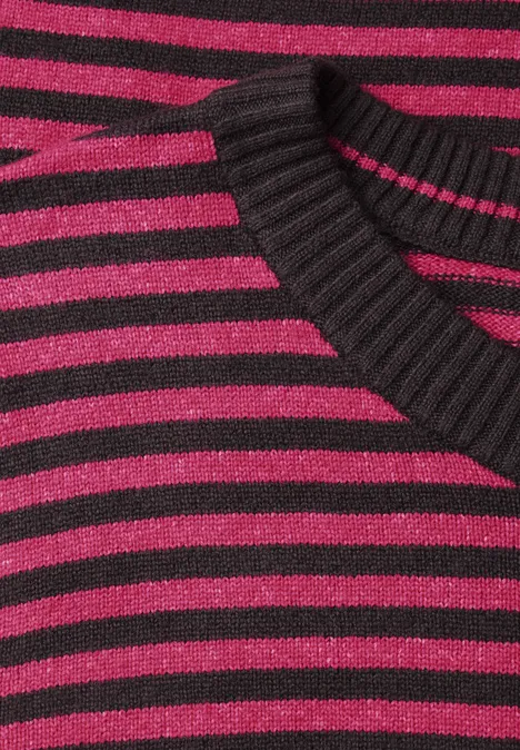 Close-up van een gestreepte trui in roze en zwart met geribde hals.