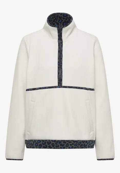 Wit fleece-trui met hoge kraag, halve rits en donkerblauwe luipaardprint op zoom en manchetten.