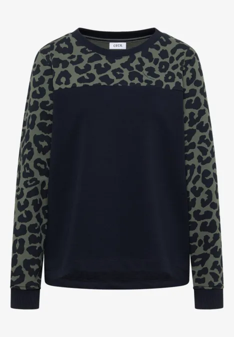 Dunkelblauer Pullover mit olivgrünen Ärmeln und Leo-Print an Ärmeln und Brustbereich.
