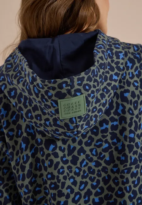 Sweatshirt mit Kapuze und Leo-Muster dried olive green Graue Kapuzenjacke mit blauem Leopardenmuster und dunkelblauem Innenfutter, grünem Label am Rücken.