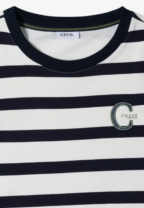 Weiß-schwarz gestreiftes Shirt mit Rundhalsausschnitt und Logo-Patch auf der Brust.