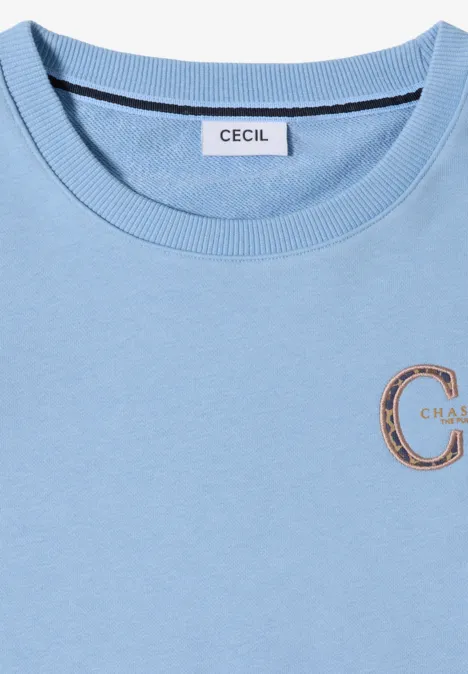 Hellblaues T-Shirt mit Rundhalsausschnitt, 'Cecil' Label am Kragen und kleinem Logo.