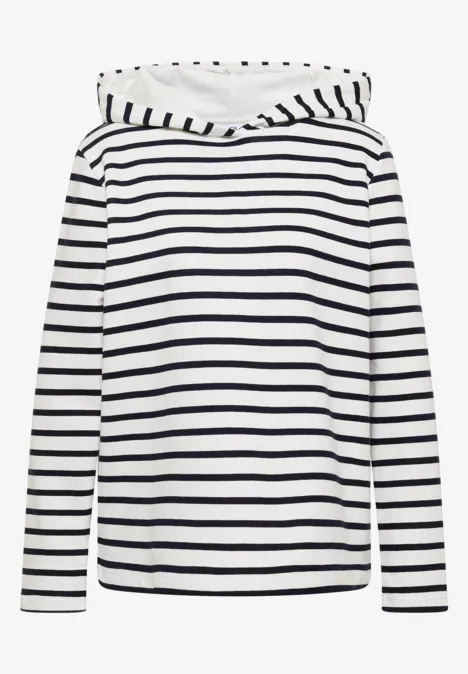 Weißer Kapuzenpullover mit schwarzen, horizontalen Streifen.