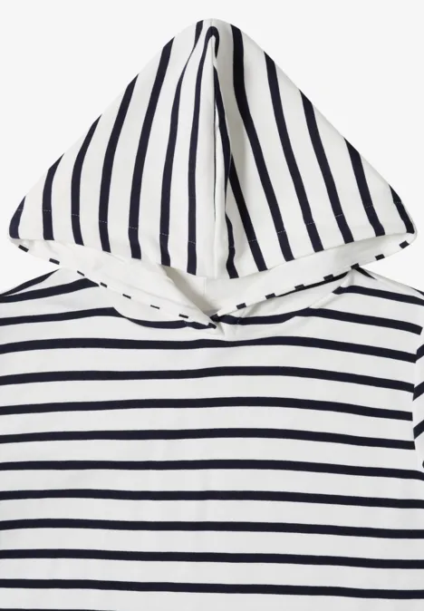Weißer Kapuzenpullover mit schwarzen horizontalen Streifen.