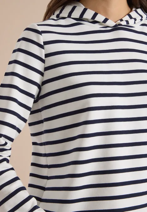 Weiß-blau geringeltes Langarmshirt mit Kapuze.